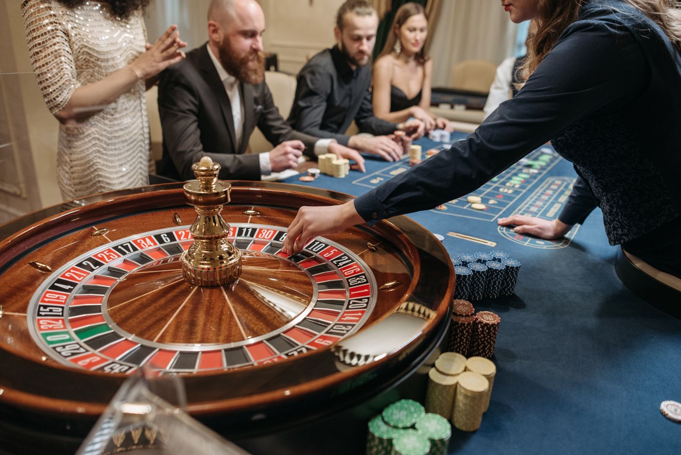 Ruletka i stół karciany w eleganckim salonie gry